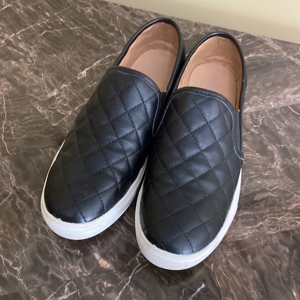 Black quilted sneakers